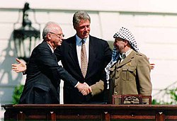 https://upload.wikimedia.org/wikipedia/commons/thumb/f/f2/Bill_Clinton%2C_Yitzhak_Rabin%2C_Yasser_Arafat_at_the_White_House_1993-09-13.jpg/250px-Bill_Clinton%2C_Yitzhak_Rabin%2C_Yasser_Arafat_at_the_White_House_1993-09-13.jpg
